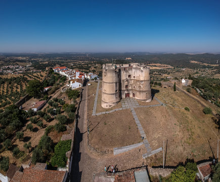 Evoramonte (Portugal) - Vue a&eacute;rienne du village fortitfi&eacute;
