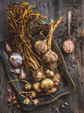 heirloom garlic with salt and pepper