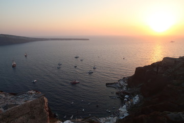 Sonnenuntergang auf Santorini - Oia - Am Hang mit weissen Häusern und Windmühle
