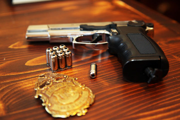 Obraz premium Gun, bullets and police badge