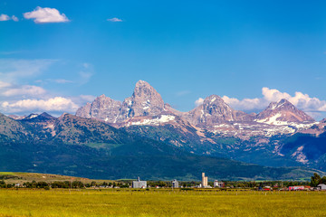 Fototapeta premium Mountains Tower Above Town, Plains