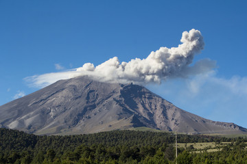 Volcán Popocatépetl arrojando vapor de agua y gases