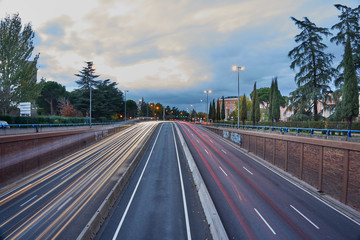 carretera con tr&aacute;fico al atardecer en invierno