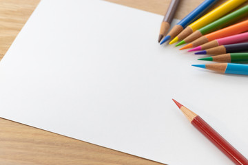 赤鉛筆と色鉛筆と紙