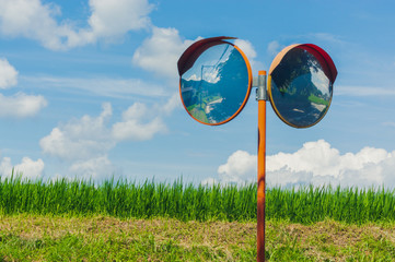 田舎のカーブミラー