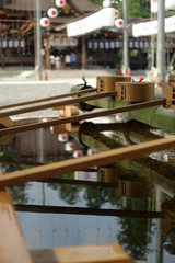 滋賀県、多賀大社の境内に飾られた万灯祭の提灯とお手水場