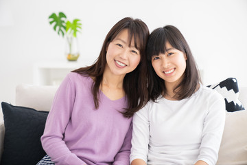 リラックスする親子