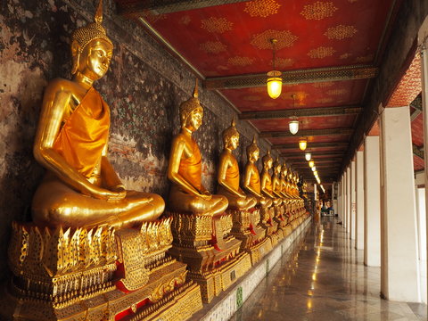 Buddha statue In the Thai temple enshrined Open to tourists to watch and worship. For the prosperity