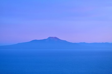 室蘭から見た夕日に染まる駒ケ岳の情景＠北海道