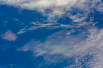 Fototapeta na wymiar 虹色に染まる雲