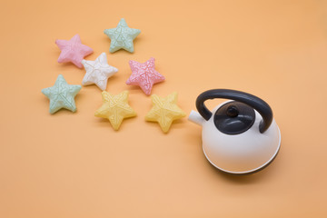   Beautiful colored star props and white toy kettle combined into a creative art figure