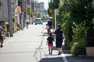 住宅街を歩く親子・日本・郊外
