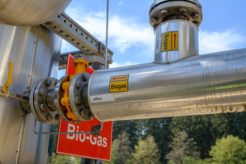 Rohre u. Kennzeichnungen in Biogas-Anlage