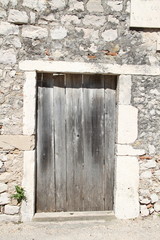 eine alte Holztür in Kroatien