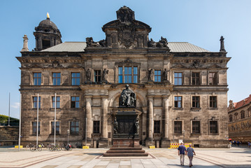 Fototapeta na wymiar Denkmal Friedrich August dem Gerechten am Schloßplatz in Dresden
