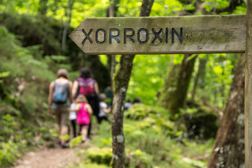 Xorroxin, Navarra / Spain »; Summer 2018: The signal that marks the path to the Xorroxin waterfall