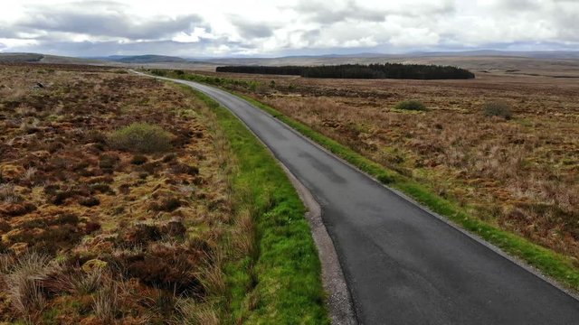 Stra&szlig;e durch die Highlands - Schottland - Kameraflug