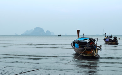 Longtail Boote am Morgen bei Sonnenaufgang an Ao Nang Beach