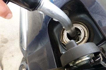 Fossilen Kraftstoff tanken
