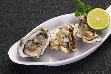 Oysters with lime and parsley