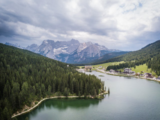 Fototapeta na wymiar vista aerea del lago di Misurina sulle dolomiti