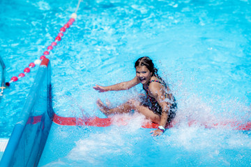 Dziewczynka bawi się na basenie © Beenis