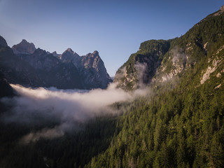 Fototapeta na wymiar nebbia in valle sotto il monte