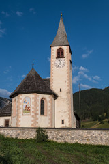 Fototapeta na wymiar chiesetta alpina in trentino alto adige nei pressi del lago di Braies