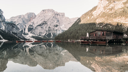barche di legno sul lago di Braies