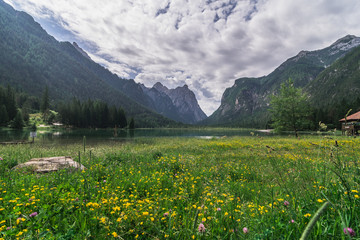 lago di dobbiaco con dolomiti sullo sfondo