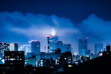 霧に包まれた横浜ランドマークタワー