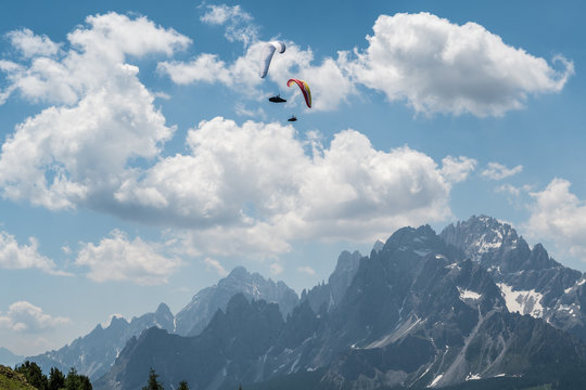 parapendio sulle dolomiti nei pressi di san candido