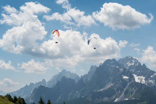 parapendio sulle dolomiti nei pressi di san candido
