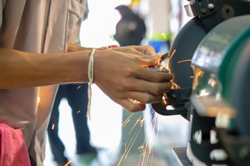 Manual sharpening of a tool on grinding machine 