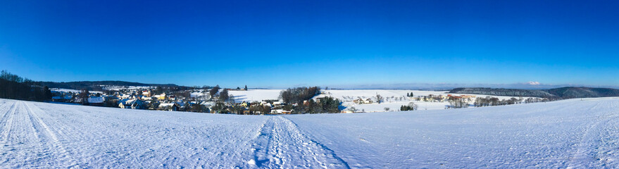 Dorfpanorama von Oepfershausen im Winter