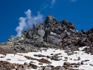 噴煙を上げる焼岳北峰