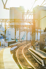 夕暮れと線路のイメージ