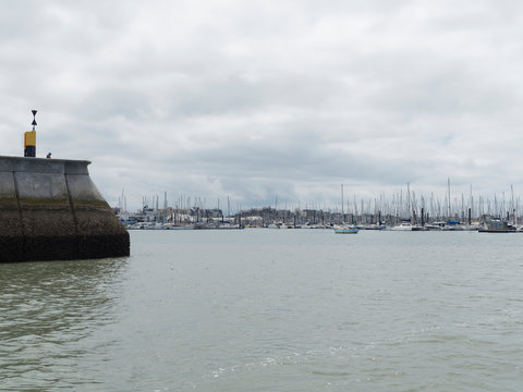 La Rochelle en Charente-Maritime. Entr&eacute;e du port de Plaisance les Minimes