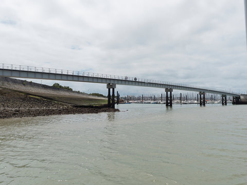 La Rochelle en Charente-Maritime. Vue sur la digue du nouveau monde, passerelle Nelson Mandela, les Minimes
