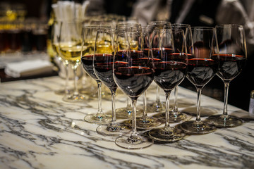 おしゃれなワイングラスのイメージ