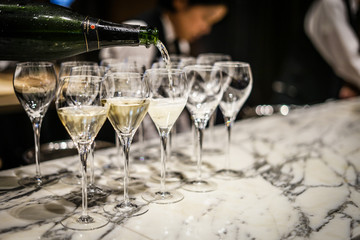 おしゃれなワイングラスのイメージ