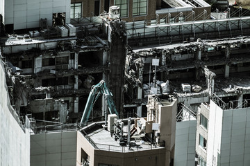 高層ビルの解体工事現場