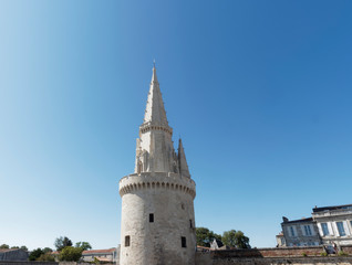 Fototapeta na wymiar La Rochelle en Charente-Maritime. Vue sur la tour la Lanterne face au Vieux-Port