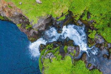 Luchtfoto van de Mulafossur-waterval in het dorp Gasadalur op de Faeröer, Noord-Atlantische Oceaan. Foto gemaakt door drone van bovenaf. Noords natuurlijk landschap.
