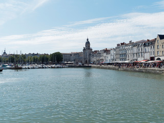 Fototapeta premium La Rochelle en Charente-Maritime. Porte de la grosse horloge le long du Vieux-Port