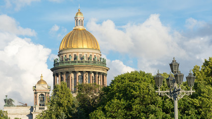 Fototapeta na wymiar St. Isaac's Cathedral in St. Petersburg