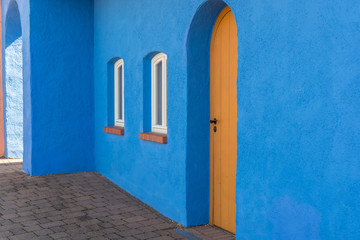 Wunderschönes mediterranes Wohnhaus mit blau verputzter Fassade