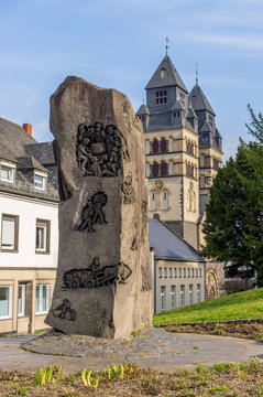 Gedenkstein Mayener Steinmetzkunst mit Türmen der Herz-Jesu-Kirche