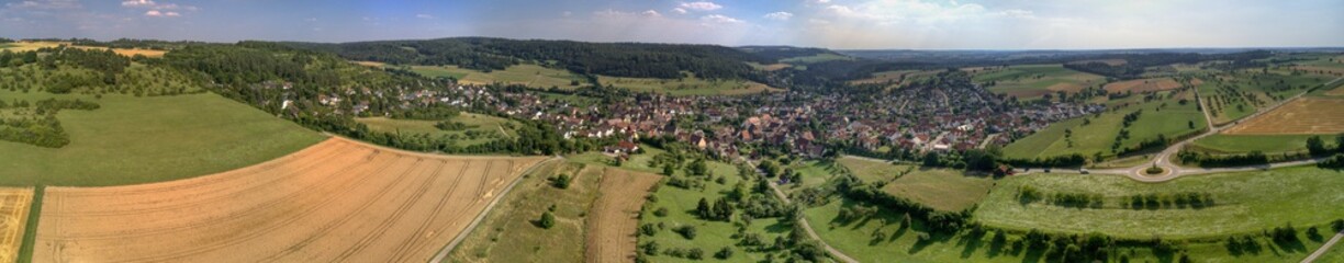 Fototapeta premium Feld, Wiesen und eine Stadt im Nordschwarzwald