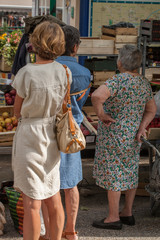 La file d'attente : trois clientes attendent d'être servies